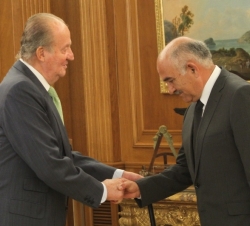 Su Majestad el Rey recibe el saludo del presidente de la Región de Murcia, Alberto Garre López 
